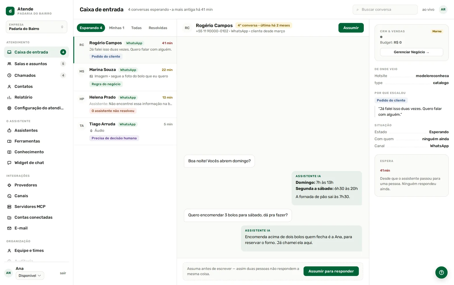 Caixa de entrada do console do Dextra Atende com quatro conversas esperando, a conversa aberta e o motivo da transferência ao lado