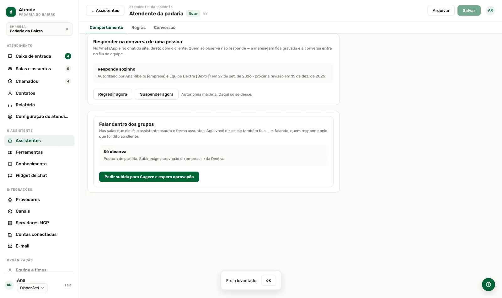 O freio não apaga o modo: ao levantar, ele volta a valer.